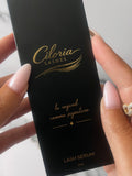 "Main tenant la boîte Ciloria Lashes Serum - le regard comme signature"