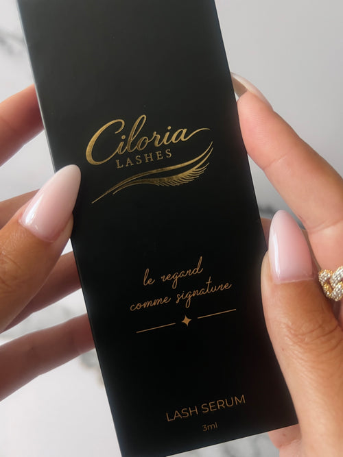 "Main tenant la boîte Ciloria Lashes Serum - le regard comme signature"
